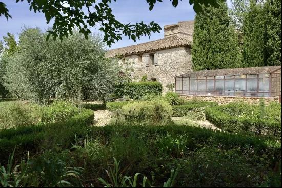 Exceptional property between Uzes and Avignon