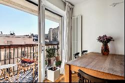 Paris IX - Charming apartment on a high floor with a large long balcony