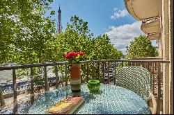 2 bedroom apartment facing the Eiffel Tower