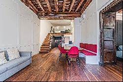 Authentic and medieval apartment with high ceilings in central El Born