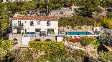 A modern four-bedroom house for sale in a gated domain in Villefranche-sur-Mer with beauti