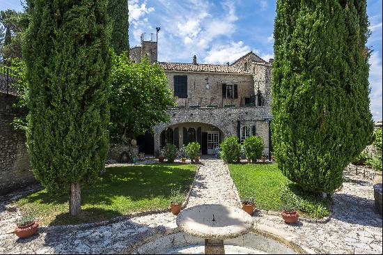 A stunning manor house with a panoramic view for sale at the heart of Vaison la Romaine.