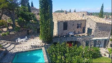 A stunning manor house with a panoramic view for sale at the heart of Vaison la Romaine.