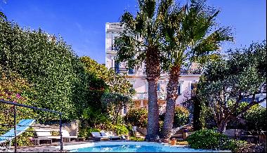 Magnificent bourgeois house with panoramic sea view for sale in Marseille.