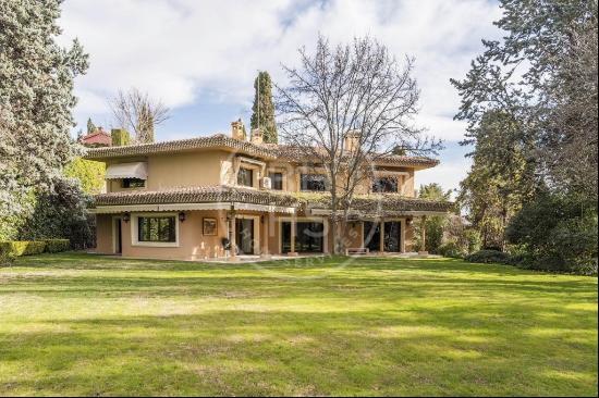 2566 sqm luxury house with pool for sale in Aravaca, Madrid 28023