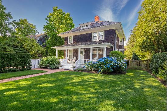 Four Bedrooms, Pool, Cabana, in the Lanes of Amagansett!