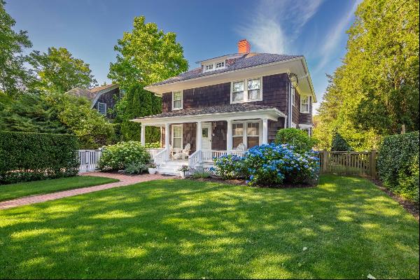 Four Bedrooms, Pool, Cabana, in the Lanes of Amagansett!