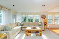 Four Bedrooms, Pool, Cabana, in the Lanes of Amagansett!