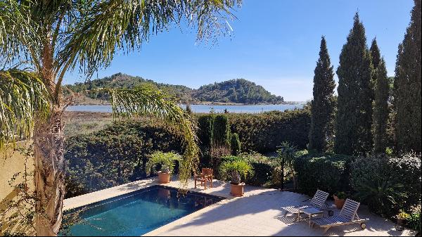 Propriete avec piscine, jardin face a l'etang