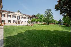 Elegant historic villa with hilly park and swimming pool