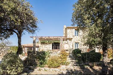 Stone-built property with pool for sale in Gordes.