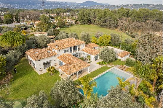 Superb designers villa with 5 bedrooms and a vast pool in Mougins