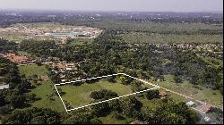 Vast land ideal for closed condominium