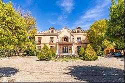 Singular house composed of two buildings in a gated community in ecija, Seville