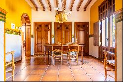 Singular house composed of two buildings in a gated community in Écija, Seville