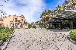 Singular house composed of two buildings in a gated community in ecija, Seville