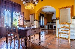 Singular house composed of two buildings in a gated community in ecija, Seville