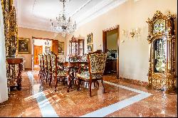 Singular house composed of two buildings in a gated community in ecija, Seville