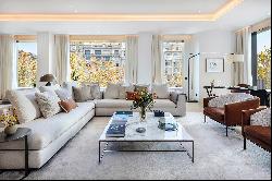 Three-bedroom apartment in the exclusive building of Mandarin Oriental Residence