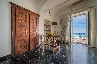 Seaview apartment with direct access to the promenade