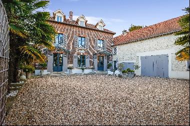 Beynes A spacious mid 19th century mansion with a 1330 sqm garden and an outbuilding