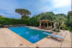 Provencal-style villa with swimming pool in private domain