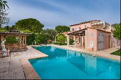 Provencal-style villa with swimming pool in private domain