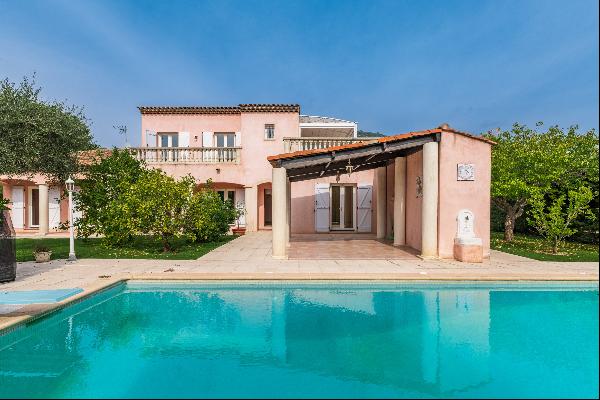 Provencal-style villa with swimming pool in private domain