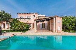 Provencal-style villa with swimming pool in private domain