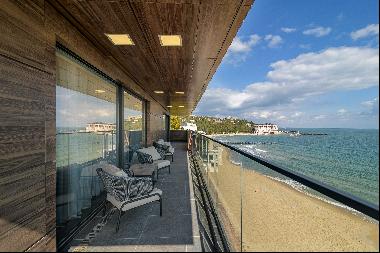 A luxurious one bedroom apartment on the first line of the sea