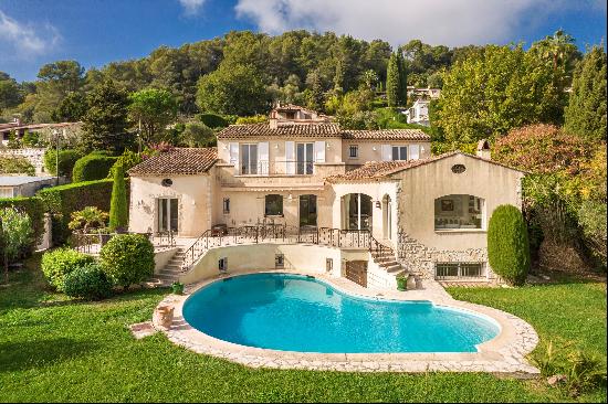 Rare village house with 5 bedrooms and a swimming pool in La Colle sur loup.