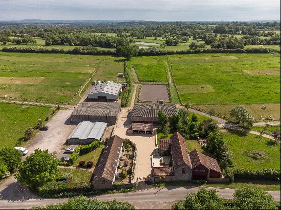 A superb property with three separate cottages including an excellent livery yard, 28 stab