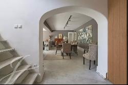 Detached charming villa for remodelling with great potential, 5 suites, villa with garden 