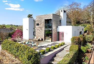 An impressive contemporary home designed by the awardwinning architect, Stan Bolt with el