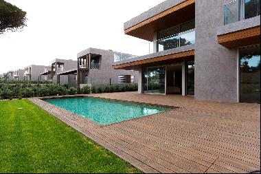 Stylish 4-bedroom house with garden and swimming pool in Cascais, Lisbon.