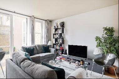 A superb 1 bedroom flat with private entrance and garden For Sale in Chelsea, SW10.