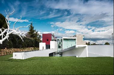 Spectacular single-family home next to the golf course in Ciudalcampo, Madrid