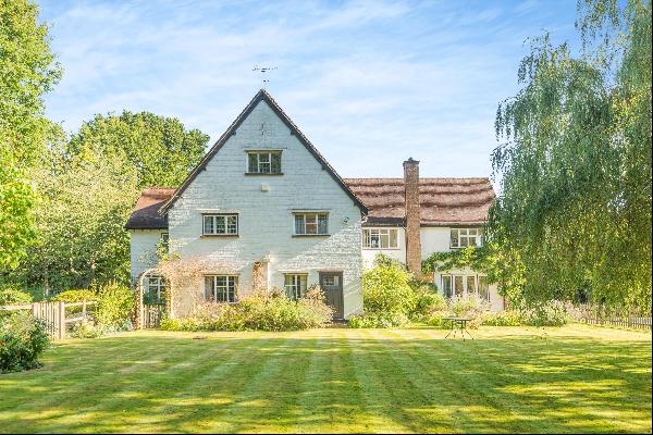 An attractive six bedroom, detached cottage with a swimming pool and a tennis court,  loca