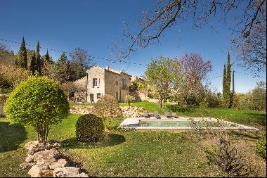 Superb property with two guest apartments within 2.5 ha of grounds in the Luberon.