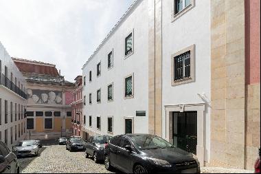 Charming 3-bedroom apartment with garage and storage in Estrela, Lisbon.