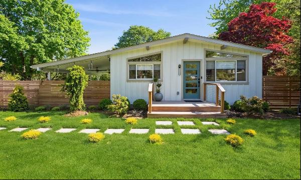 Immaculately renovated cottage in Hampton Bays. Close to it all with easy access to ocean 