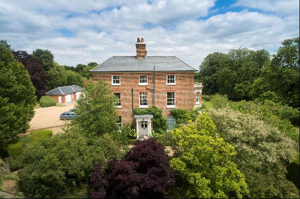 A classical Georgian country house with extensive family accommodation and outbuildings se
