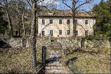 Unmodernised period property with splendid views over the Tuscan countryside