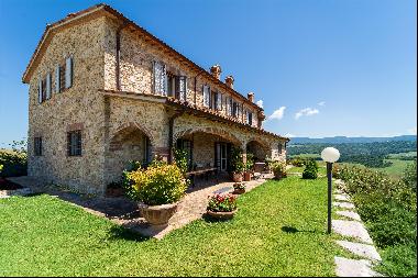 Splendid estate including two newly built country houses and a wide truffle grove near Tod