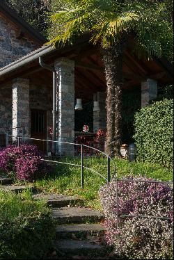 HISTORIC VILLA WITH DEPENDANCE ON LAKE MAGGIORE