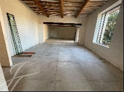 Village house with view of Gordes