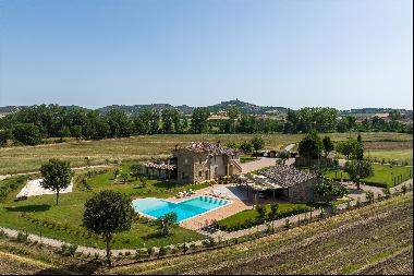 Luxury farmhouse with two guest flats, pool, beach volleyball court and a soccer pitch