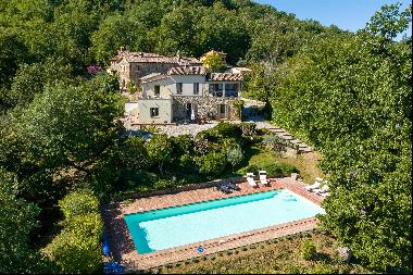 Restored farmhouse including two houses, a heated pool and approximately 0.5 ha of land
