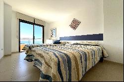 Modern seafront apartment with communal swimming pool in Cambrils