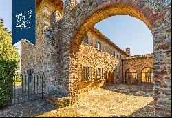 Charming villa for sale among Tuscan hills